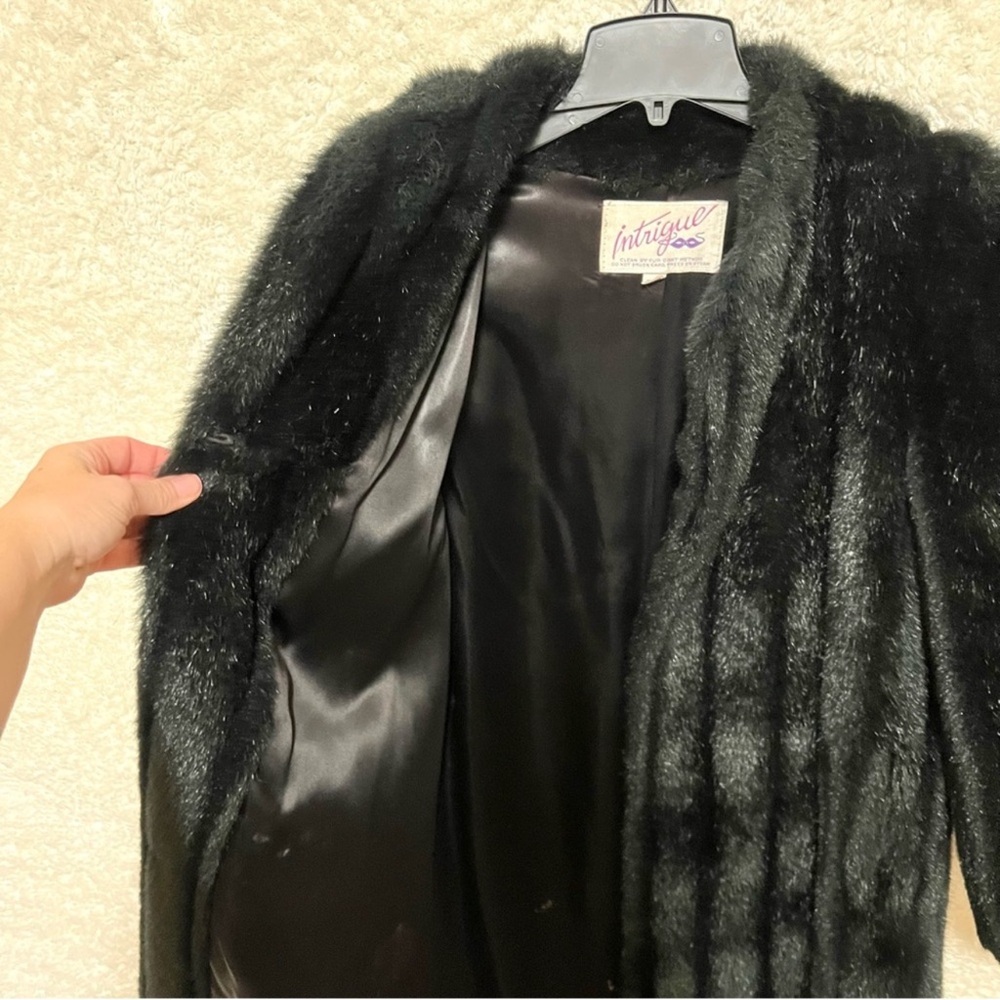 Vintage Women's Faux Fur Black Coat
Size 8 - Picture 4 of 11